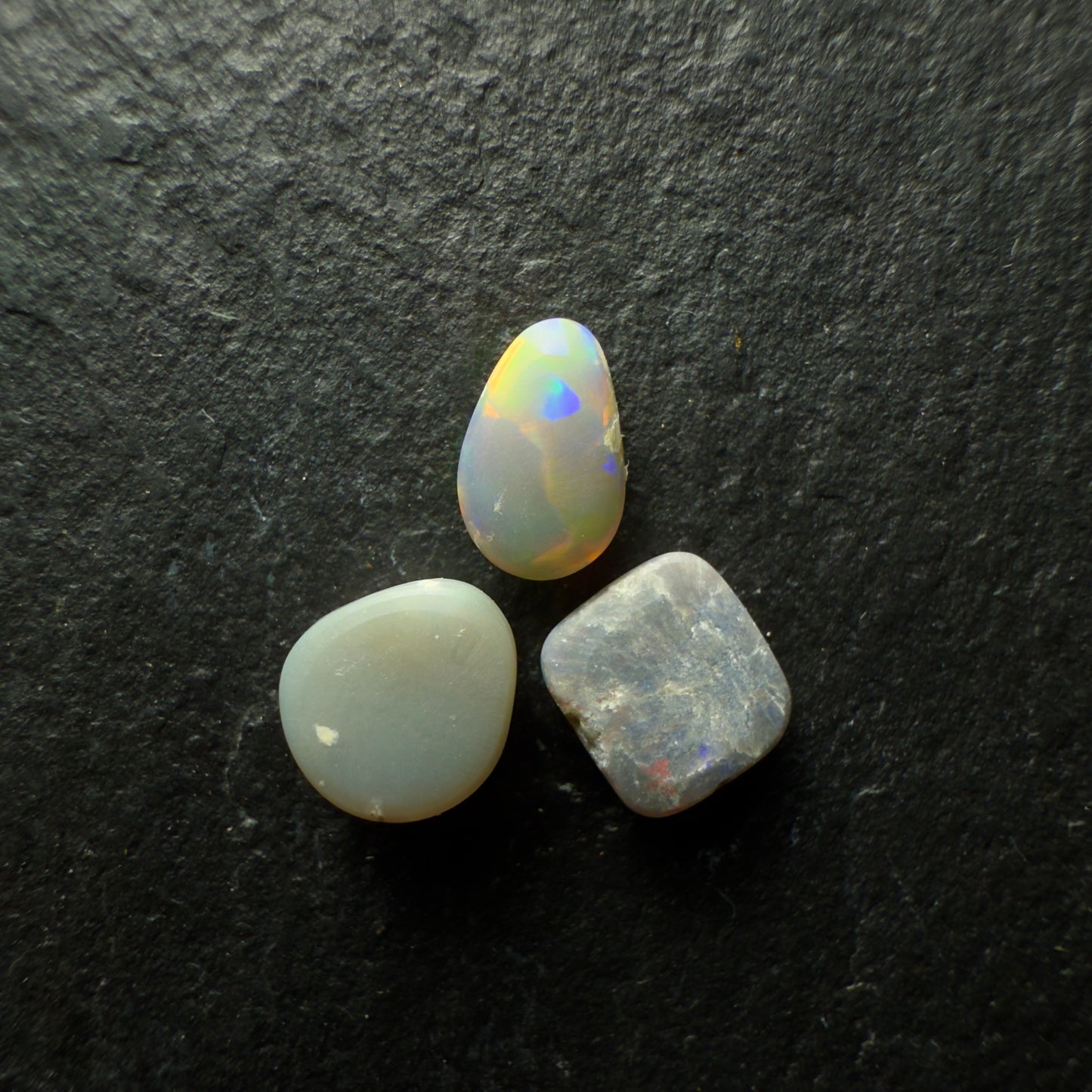 BUNDLE (Price For Parcel) These small Stone Have Vivid Red-Multi Color Palettes