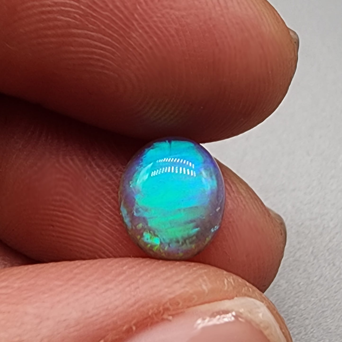 1.75cts Dark Opal with vivid light blue broadflah pattern, with excellent dispersal