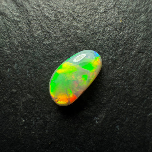 0.6ct Dark Opal With A Vivid Green-Gold Broadflash Pattern
