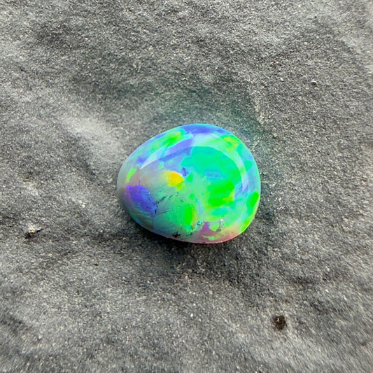 0.25cts Top Gem Micro Dark Opal With A Green Yellow Gold Pattern