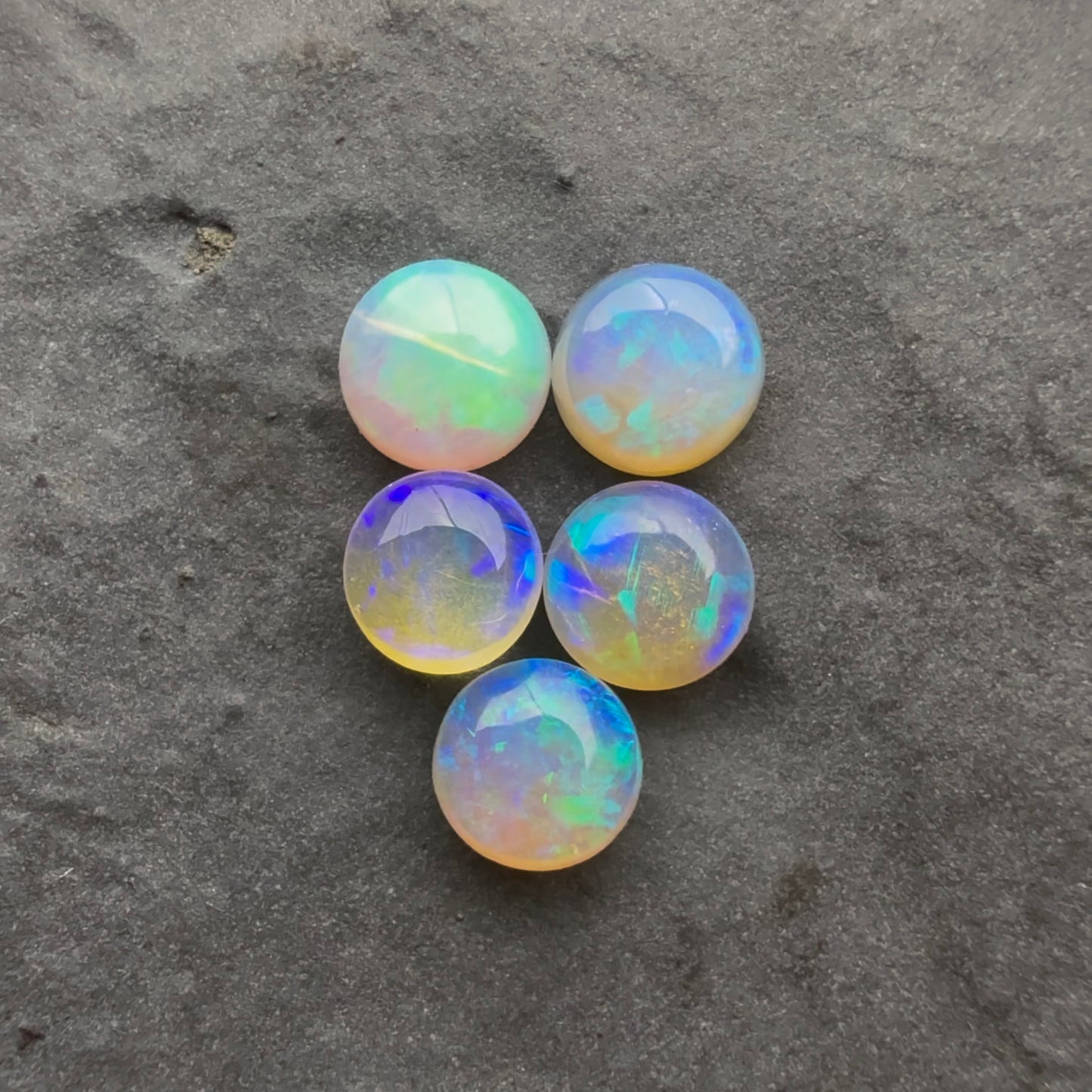 (Price For Parcel) 4mm Round Crystal Opals With A Green Blue Play Of Color, From Lightning Ridge Australia