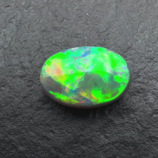 0.85ct Top Gem Black Opal With A Vivid Green Gold Color Broadflash pattern