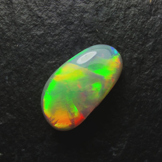 0.6ct Dark Opal With A Vivid Green-Gold Broadflash Pattern