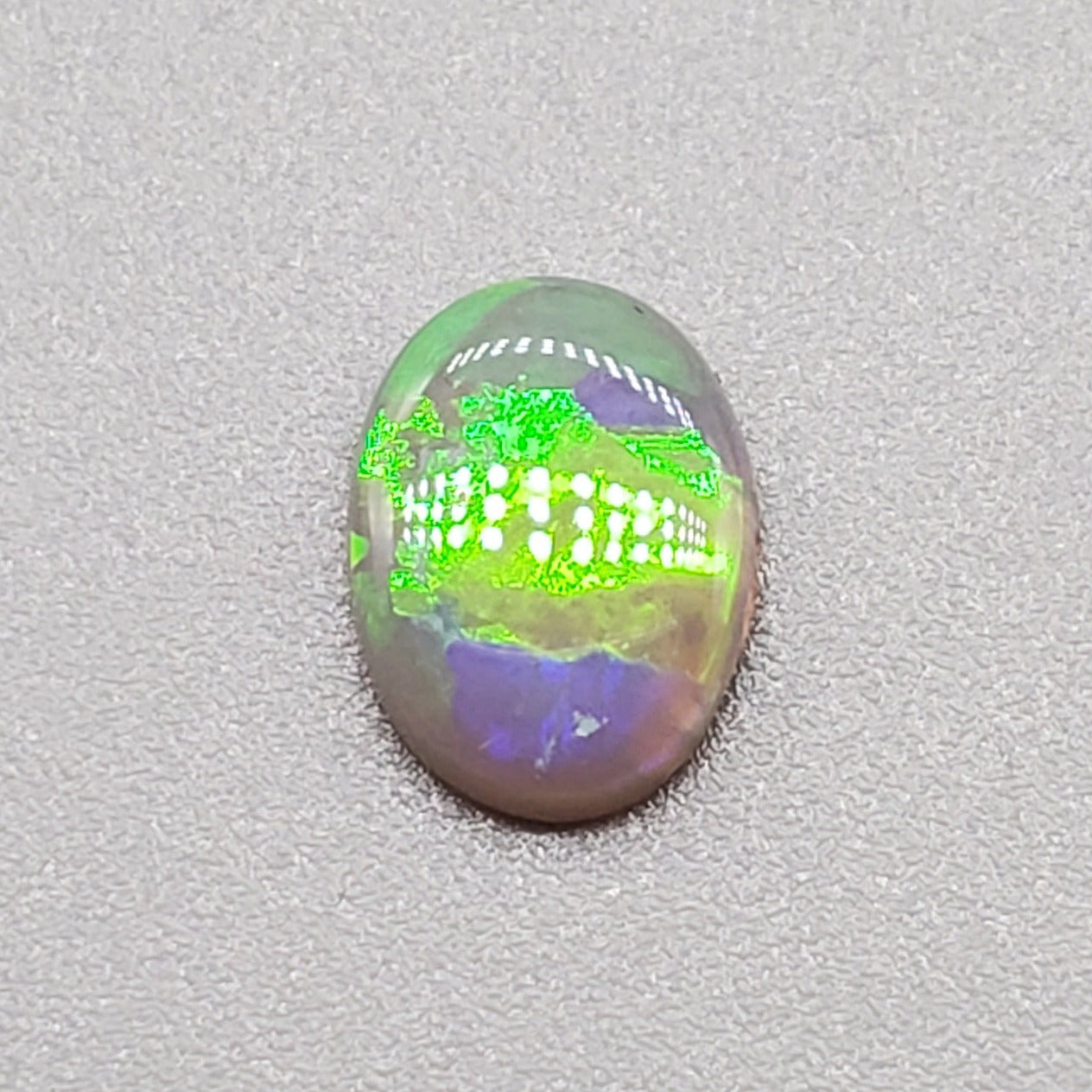 0.77cts Dark Opal with vivid Green-Gold iridescent blocky pattern